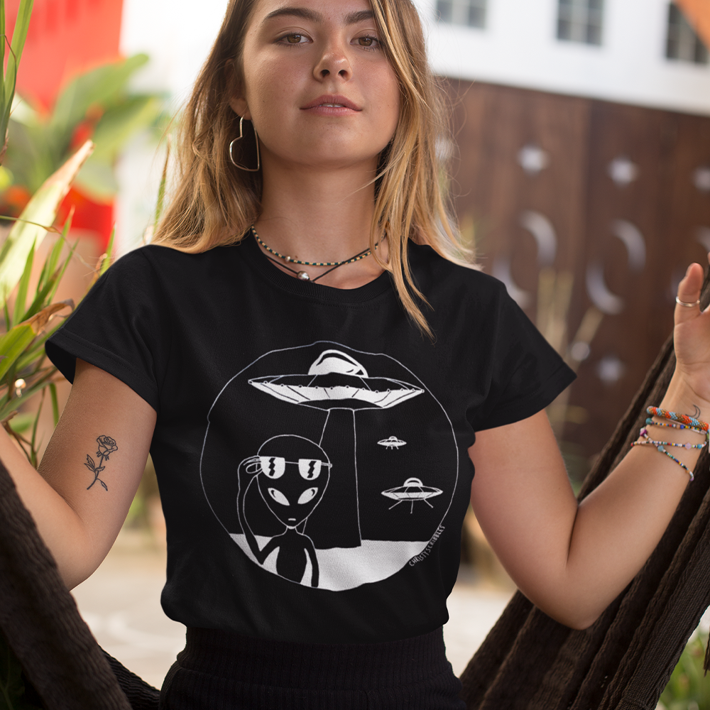 Black alien t sales shirt